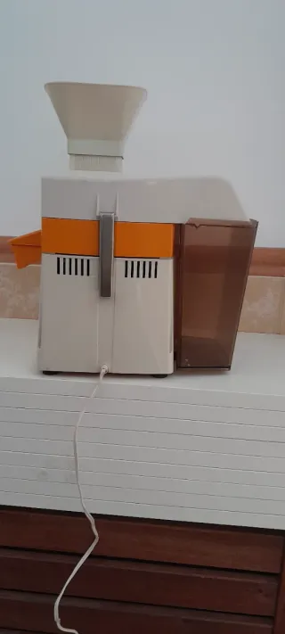 Licuadora Naranja y Blanca