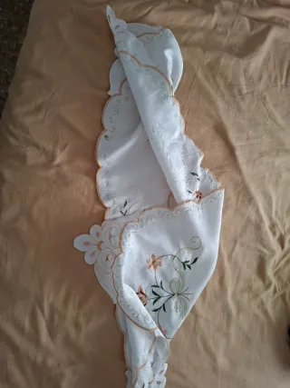 Toallita de mesa bordada
