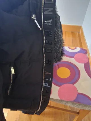 Cazadora negra con capucha de pelo(negociable)