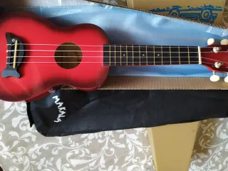 Ukulele rosso con custodia