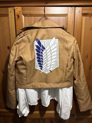 Chaqueta Ataque a los Titanes + peluca Mikasa