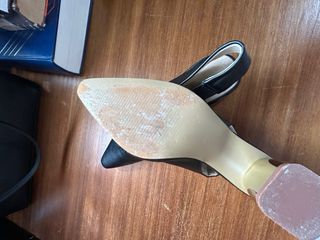 Zapatos negros piel con tacón dorado