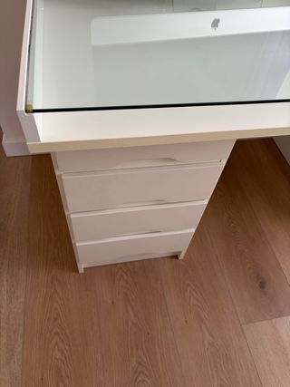 Mesa de cristal y madera con estanterías