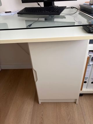 Mesa de cristal y madera con estanterías