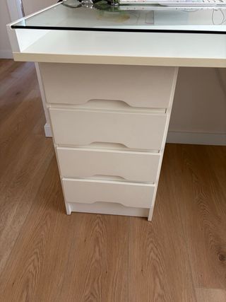 Mesa de cristal y madera con estanterías