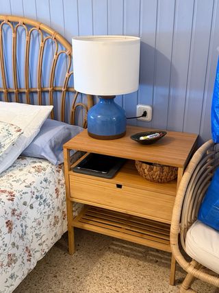 Dos mesitas de noche medianas.