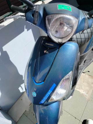 Vespa Piaggio Scooter Negra y Gris
