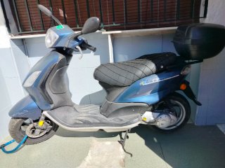 Vespa Piaggio Scooter Negra y Gris