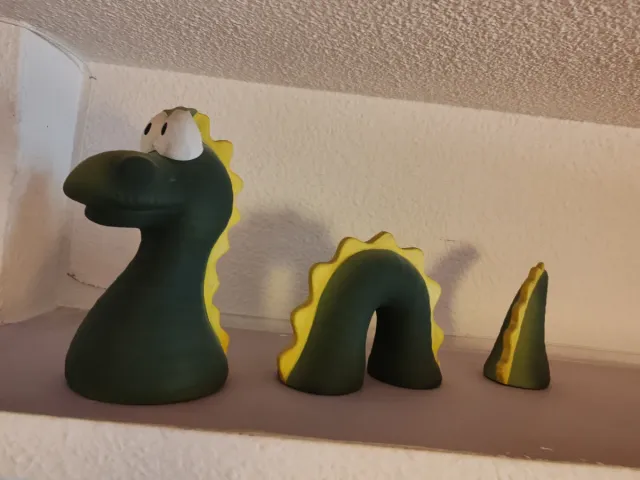 Dragón de cerámica verde y amarillo