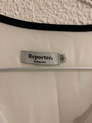 Blusa Reporter blanca con ribete negro