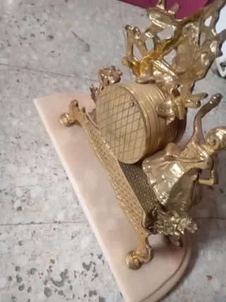 Reloj de sobremesa dorado con figura