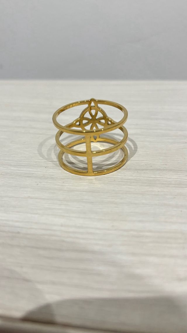 Anillo dorado con diseño recoge mantoncillo