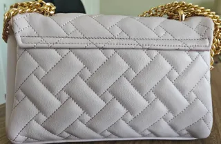 Bolso rosa nude acolchado cadena dorada