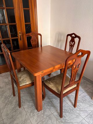 Juego de 4 sillas de comedor clásicas