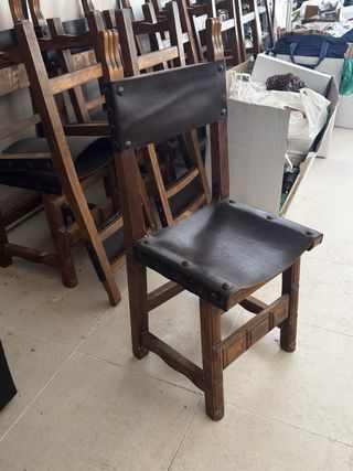 Sillas antiguas convento madera y cuero