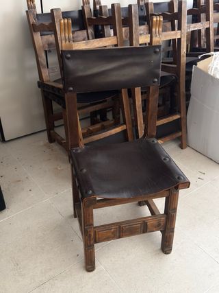 Sillas antiguas convento madera y cuero