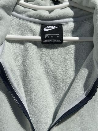 Sudadera Nike con bolsillo y cremallera