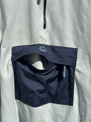 Sudadera Nike con bolsillo y cremallera