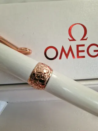Penna Omega bianca dettagli oro rosa