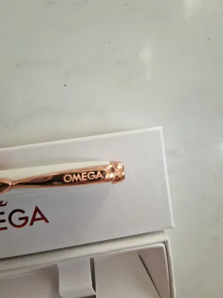 Penna Omega bianca dettagli oro rosa