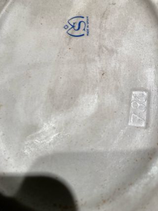 Grupo porcelana taberna músicos perro