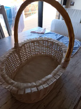 Cesto mimbre blanco con asa dorada