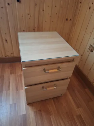 Mesitas de noche Ikea madera.