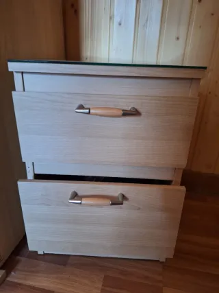 Mesitas de noche Ikea madera.