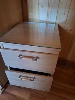 Mesitas de noche Ikea madera.