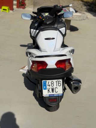 Suzuki Burgman 650 Executive Blanca