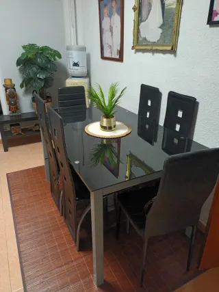 Mesa comedor cristal y sillas negras