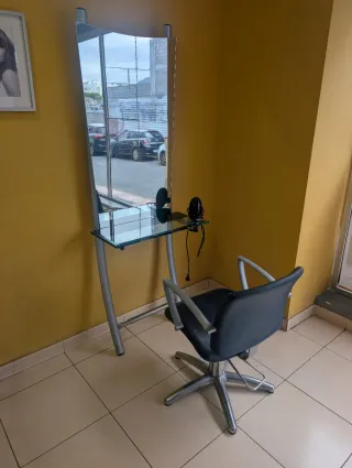 Silla de peluquería negra y plateada peluquería