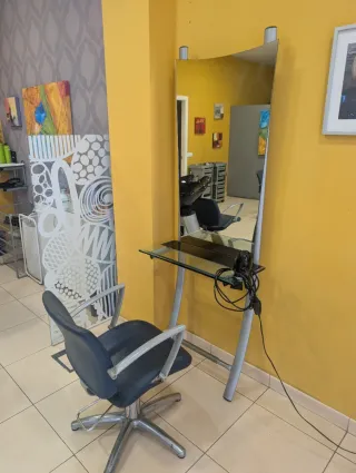 Silla de peluquería negra y plateada peluquería