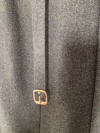 Vestido verde oscuro con botones y cinturón