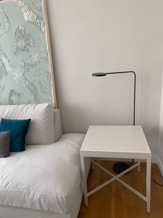 Mesa auxiliar diseño moderno, madera color hueso