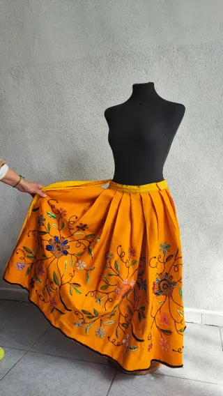 Falda Manchega Bordada a Mano