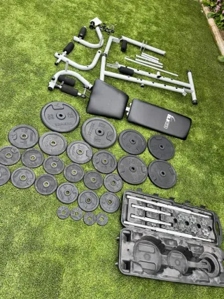 Banco de pesas y kit de discos y barras