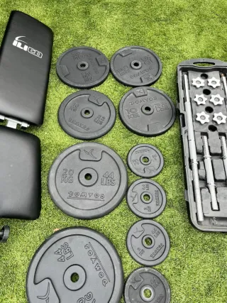 Banco de pesas y kit de discos y barras