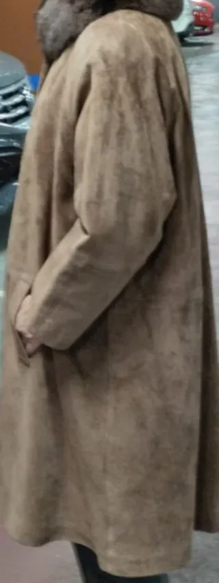 Chaquetón ante largo con cuello pelo zorro.