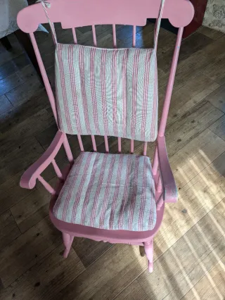 Mecedora de madera rosa