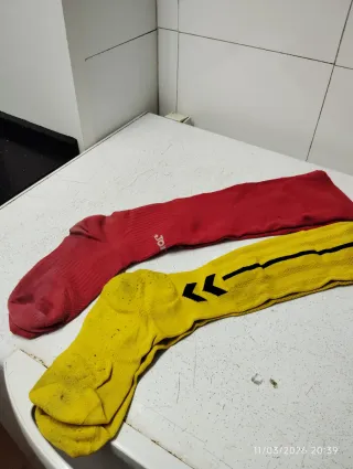 Lote de dos pares de medias de fútbol rojas y amar