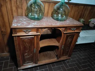 Mueble de madera con tapa de mármol