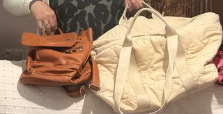 Bolso de cuero marrón y bolso de tela beige