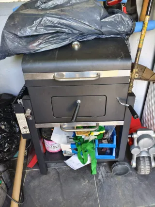 Barbacoa de carbón negra y plateada