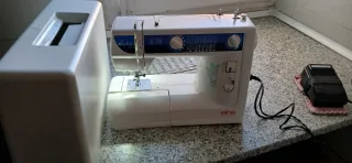 Máquina de coser Elna con pedal