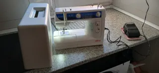 Máquina de coser Elna con pedal