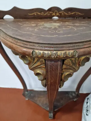 Mesilla antigua de madera con detalles dorados