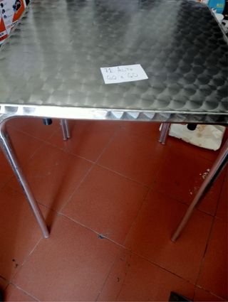 8 Mesas de aluminio cuadradas. 45€ por unidad.