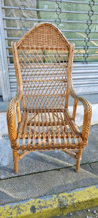 Sillón alto de mimbre