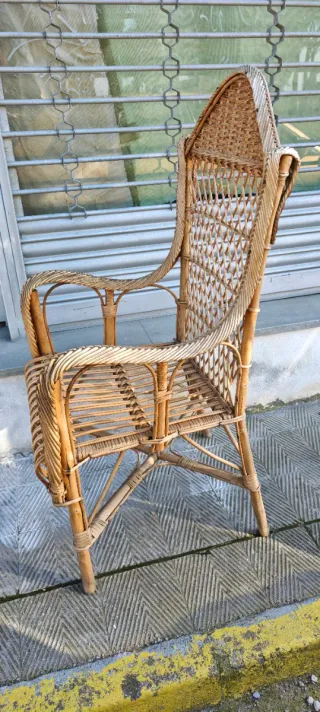 Sillón alto de mimbre